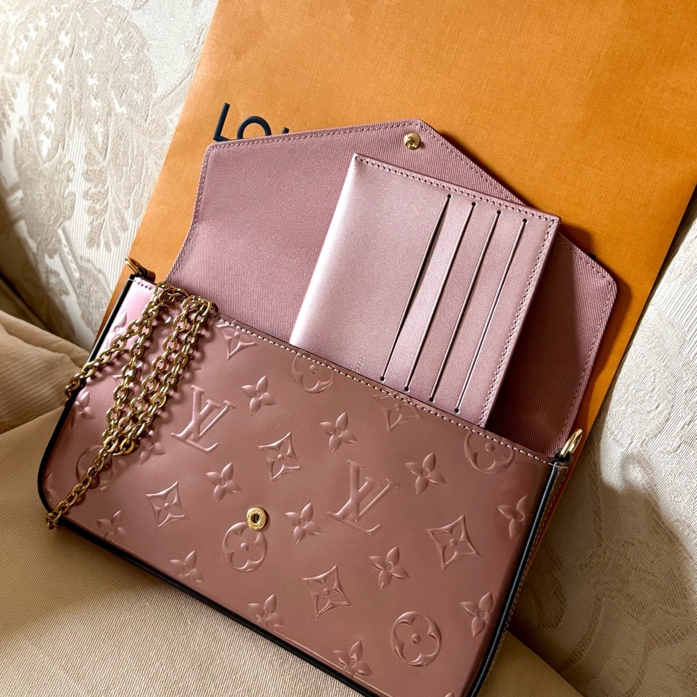 Louis Vuitton Pochette Felicie 
in Patent Vernis Leather - Picture 7 of 10